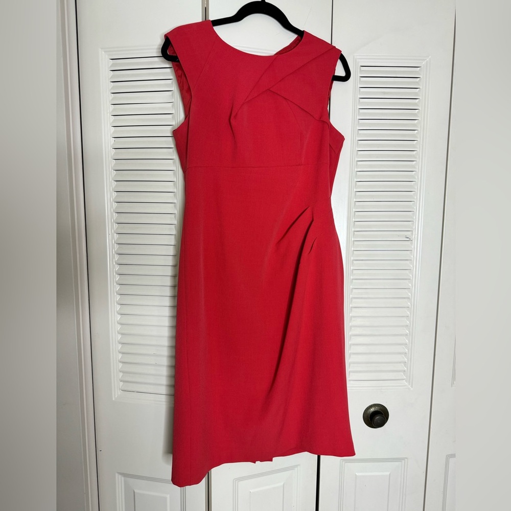 RED SLEEVELESS MID LENGTH SLIT IN CENTER BACK PLETE IN FRONT SIDE